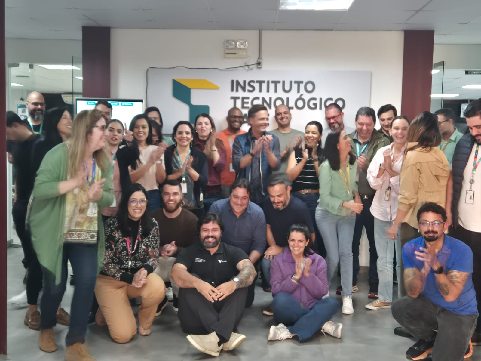 A turma de executivos da Vale reunida na sala, no fim da facilitação